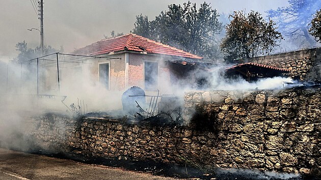 Lesn� po��r, kter� vypukl v lese pobl� vesnice Agalas na �eck�m ostrov� Zakynthos v J�nsk�m mo�i. (12. srpna 2025)