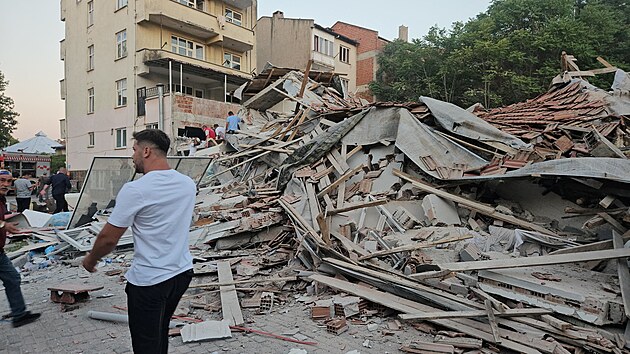 Z�padn� Turecko zas�hlo zem�t�esen� o s�le a� 6,1. (10. srpna 2025)