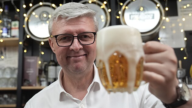Havl��ek na setk�n� s ob�any v Praze �epoval pivo (11. 8. 2025).