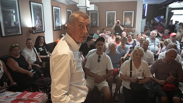 Andrej Babi� a Karel Havl��ek (oba ANO) si p�ipravili p�edvolebn� setk�n� s ob�any v Praze (11. 8. 2025).