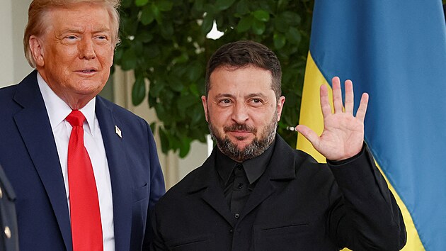 Volodymyr Zelenskyj a Donald Trump ped Blm domem. (18. srpna 2025)