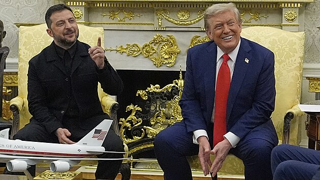 Americk prezident Donald Trump s ukrajinskm protjkem Volodymyrem Zelenskm v Blm dom. (18. srpna 2025)