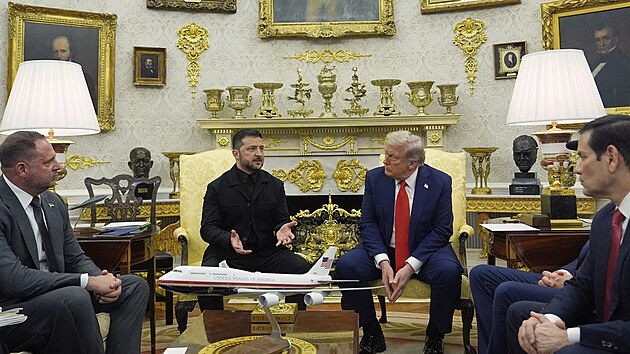 Americk prezident Donald Trump s ukrajinskm protjkem Volodymyrem Zelenskm v Blm dom. (18. srpna 2025)