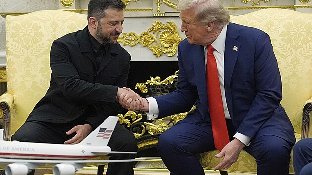 Americký prezident Donald Trump s ukrajinským prot�j�kem Volodymyrem Zelenským...