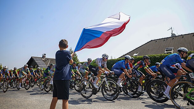 Malý fanou�ek zdraví peloton Czech Tour.