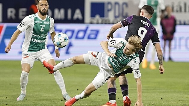 Jablonecký zálo�ník Michal Beran padá v souboji se slávistou Vasilem Ku�ejem.