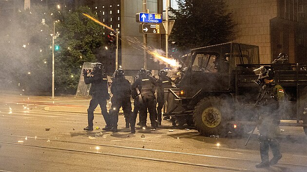 Srbsk� policie se v p�tek ve�er v B�lehrad� op�t st�etla s protivl�dn�mi demonstranty, pou�ila proti nim i slzn� plyn. (15. srpna 2025)