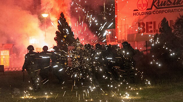 Srbsk� policie se v p�tek ve�er v B�lehrad� op�t st�etla s protivl�dn�mi demonstranty, pou�ila proti nim i slzn� plyn. (15. srpna 2025)