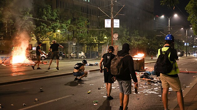 Srbsk� policie se v p�tek ve�er v B�lehrad� op�t st�etla s protivl�dn�mi demonstranty, pou�ila proti nim i slzn� plyn. (15. srpna 2025)