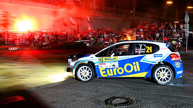 P�i páte�ní no�ní m�stské rychlostní zkou�ce Barum Czech Rally v prostoru...