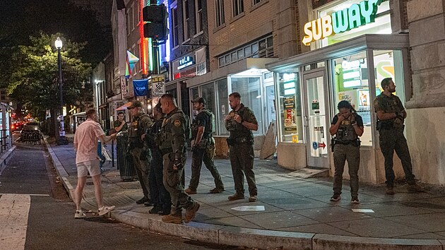 Mu� hodil sendvi� na p��slu�n�ky pohrani�n� str�e hl�dkuj�c� ve Washingtonu. Zadr�eli ho. (10. srpna 2025)