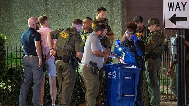 Mu� hodil sendvi� na p��slu�n�ky pohrani�n� str�e hl�dkuj�c� ve Washingtonu. Zadr�eli ho. (10. srpna 2025)