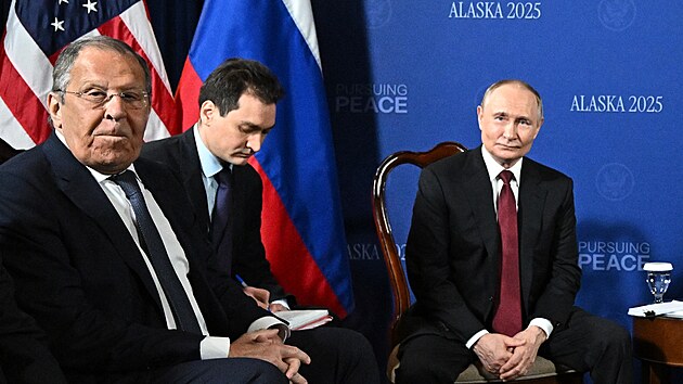 Rusk� dikt�tor Vladimir Putin a ministr zahrani�� Sergej Lavrov (vlevo) na americk� vojensk� z�kladn� v Anchorage na Alja�ce (15. srpna 2025)