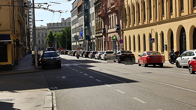 Dopravu v Brn zkomplikovala uzavrka na vozu, kvli n se tosovala auta i v okolnch ulicch. Na snmku Veve. (18. srpna 2025)