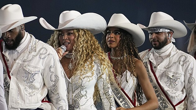 Beyonc� vystupuje b�hem p�est�vky fotbalov�ho z�pasu NFL mezi Houston Texans a Baltimore Ravens v Houstonu. (25. prosince 2024) 