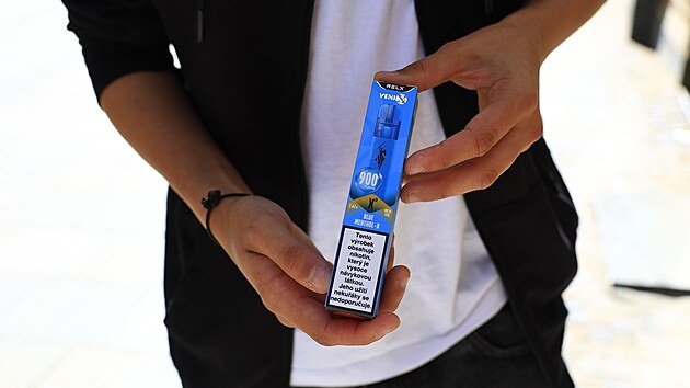 V prodejn Tabk Valmont na Masarykov ulici v centru Brna prodali estnctilet figurantce elektronickou cigaretu. (5. srpna 2025)