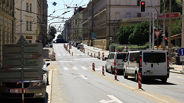 Prjezd po ulici voz je u komplikovan v souasnosti, kdy idii projd s rekonstruovanou ulic doln. Od soboty 16. srpna tmto mstem povede jen jeden pruh. (11. srpna 2025)