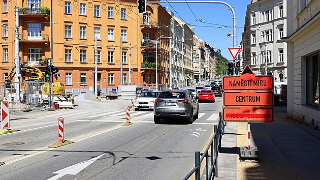 Prjezd po ulici voz je u komplikovan v souasnosti, kdy idii projd s rekonstruovanou ulic doln. Od soboty 16. srpna tmto mstem povede jen jeden pruh. (11. srpna 2025)