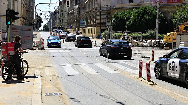 Prjezd po ulici voz je u komplikovan v souasnosti, kdy idii projd s rekonstruovanou ulic doln. Od soboty 16. srpna tmto mstem povede jen jeden pruh. (11. srpna 2025)