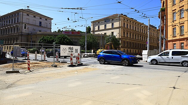 Prjezd po ulici voz je u komplikovan v souasnosti, kdy idii projd s rekonstruovanou ulic doln. Od soboty 16. srpna tmto mstem povede jen jeden pruh. (11. srpna 2025)