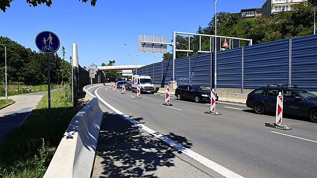 Podjezd u kiovatky Hlinky je kvli oprav vodovodu uzaven, veker doprava ve smru z abovesk mus vrchem pes kiovatku. Na abovesk se tak thnou kolony. (11. srpna 2025)