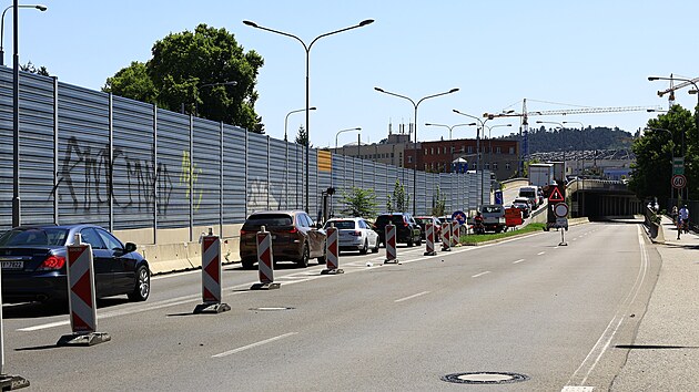Podjezd u kiovatky Hlinky je kvli oprav vodovodu uzaven, veker doprava ve smru z abovesk mus vrchem pes kiovatku. Na abovesk se tak thnou kolony. (11. srpna 2025)