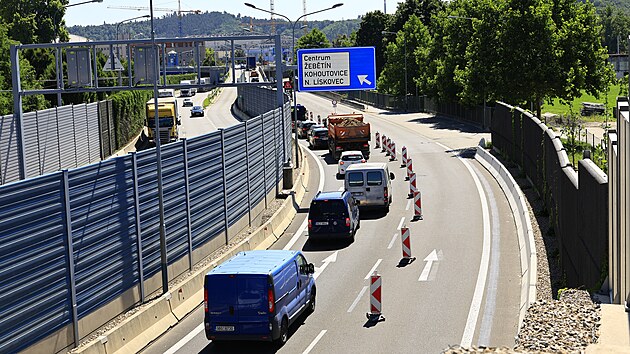 Podjezd u kiovatky Hlinky je kvli oprav vodovodu uzaven, veker doprava ve smru z abovesk mus vrchem pes kiovatku. Na abovesk se tak thnou kolony. (11. srpna 2025)