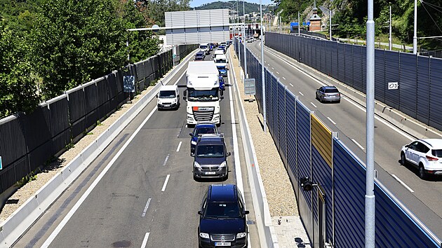 Podjezd u kiovatky Hlinky je kvli oprav vodovodu uzaven, veker doprava ve smru z abovesk mus vrchem pes kiovatku. Na abovesk se tak thnou kolony. (11. srpna 2025)
