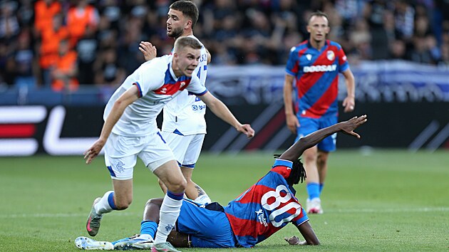 Plze�sk� Prince Adu pad� v odvetn�m z�pase Ligy mistr� proti Rangers.