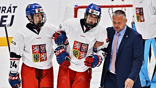Zranný Ben Stefan Reisnecker (uprosted) opoutí led v utkání Hlinka Gretzky...
