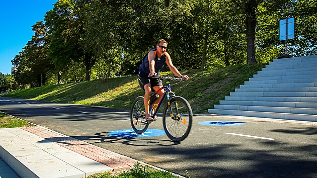 Nov odpoinkov zna v eskch Budjovicch u eky Vltavy se jmenuje Slunen ostrov. (19. srpna 2025).