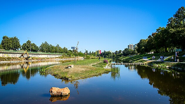 Nov odpoinkov zna v eskch Budjovicch u eky Vltavy se jmenuje Slunen ostrov. (19. srpna 2025).
