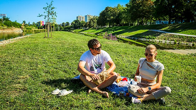 Nov odpoinkov zna v eskch Budjovicch u eky Vltavy se jmenuje Slunen ostrov. (19. srpna 2025).