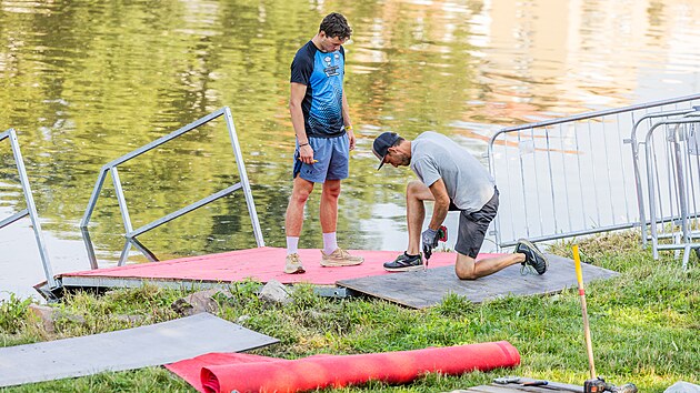 Ppravy na druh ronk zvod Ironman v Hradci Krlov vrchol. (15. srpna 2025)