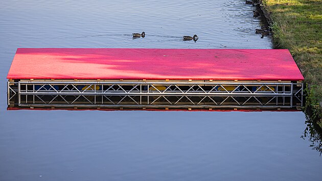 U Labe nainstalovali molo, ze kterho budou plavci skkat pi startu hradeckho Ironmana. (15. srpna 2025)