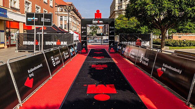 Clov prostor na hradeckm Masarykov nmst, kam budou dobhat astnci zvod Ironman. (15. srpna 2025)