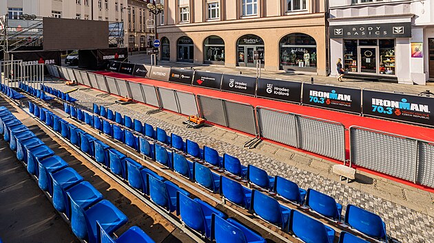 Na Masarykov nmst vyrostla tribuna. (15. srpna 2025)