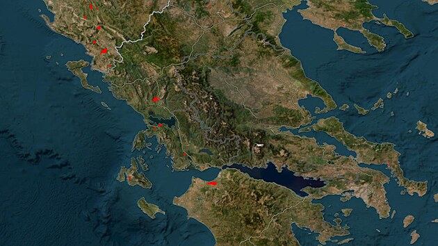 Po��ry (�erven� zv�razn�n�) v �ecku a Alb�nii podle satelitn� mapy NASA (12. srpna 2025)