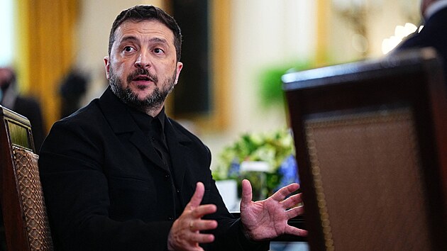 Volodymyr Zelenskyj b�hem jedn�n� v B�l�m dom�. (18. srpna 2025).