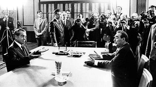 Americk� prezident Richard Nixon a sov�tsk� gener�ln� tajemn�k Leonid Bre�n�v v...
