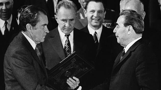Americk� prezident Richard Nixon a sov�tsk� gener�ln� tajemn�k Leonid Bre�n�v v...