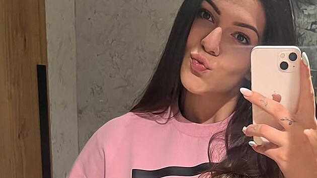 Barbora Dem�terov� po zhubnut� 56 kilo. Vypad� skv�le a oproti d��v�j�ku viditeln� oml�dla. (srpen 2025)