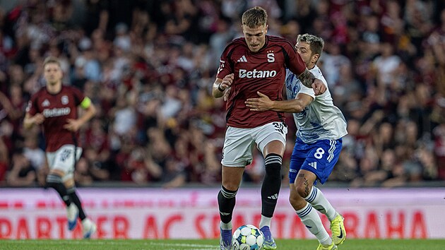 Spar�ansk� z�lo�n�k Patrik Vydra (vlevo) v souboji o balon s Ji��m Sp��ilem z Olomouce.