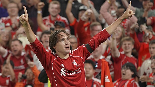 Federico Chiesa slaví vít�zný gól do sít� Bournemouthu.