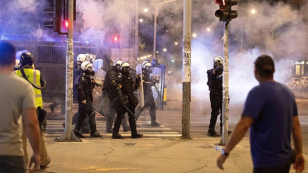 V Srbsku lid� op�t protestovali proti prezidentu Vu�i�ovi. (16. srpna 2025)
