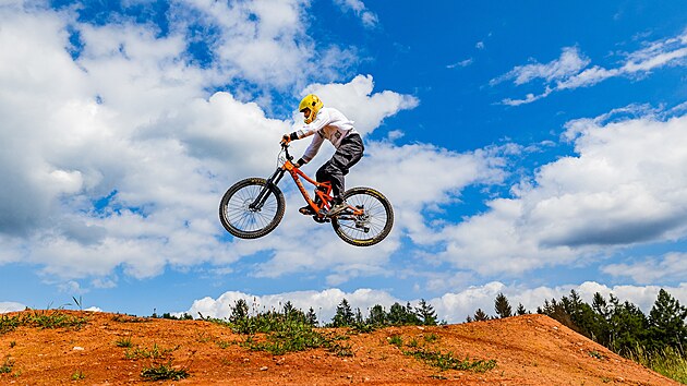 Nov traily v Mladch Bukch nabzej nronj tern i nkolikametrov skoky. (19. ervence 2025)