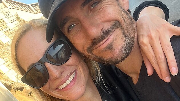 S p��telem. Jej�m dlouholet�m partnerem je Francouz Nicolas Escavi. A�koli oba �asto cestuj�, v�dy si na sebe najdou �as.