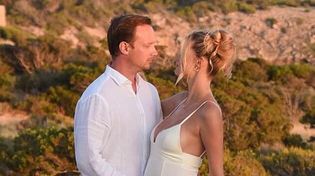 Byron Baciocchi a Krystyna Pyszkov� �ekaj� miminko.