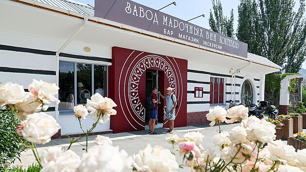 Turisté p�ed vina�stvím Koktebel na jihovýchod� Krymu (28. �ervna 2025)