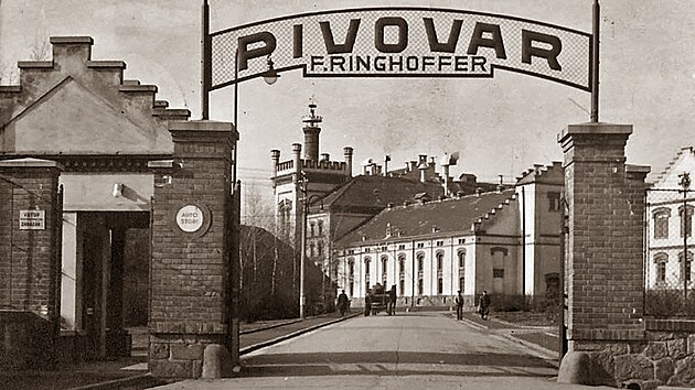Br�na velkopopovick�ho pivovaru stoj� sm�rem do m�sta, vle�ka ov�em do are�lu p�ich�zela z druh� strany.